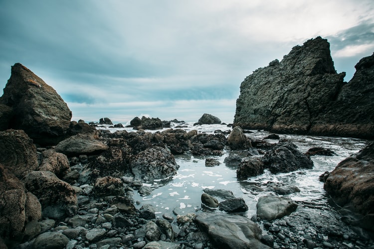 this picture shows the muir beach, california beach hikes